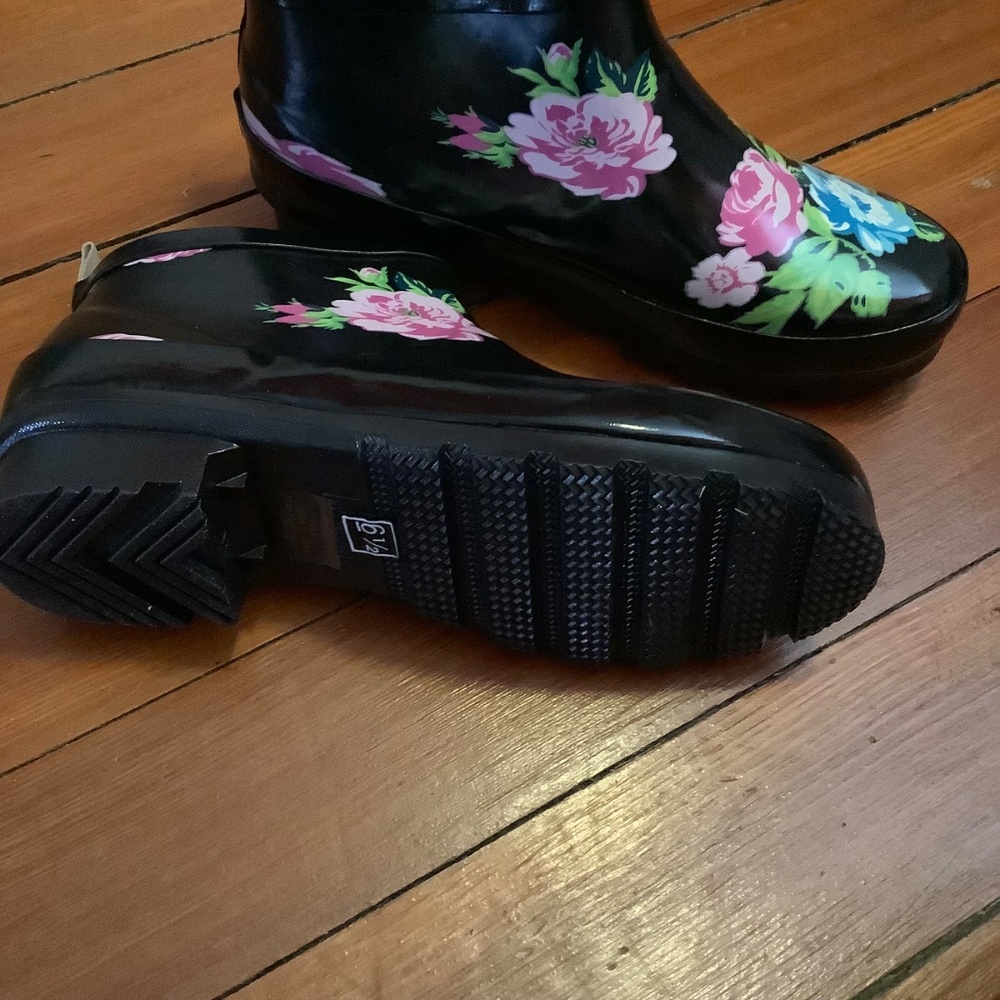 Journee Rainer Floral Short Rain and Gardening Boots - Picture 3 of 5